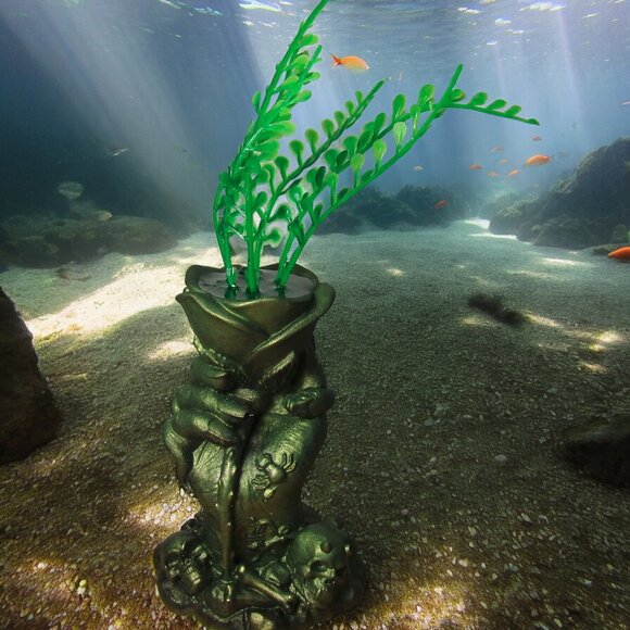 Aquarium Decoration - Creepy Hand with Green Fern Plant. - Picture 3 of 10